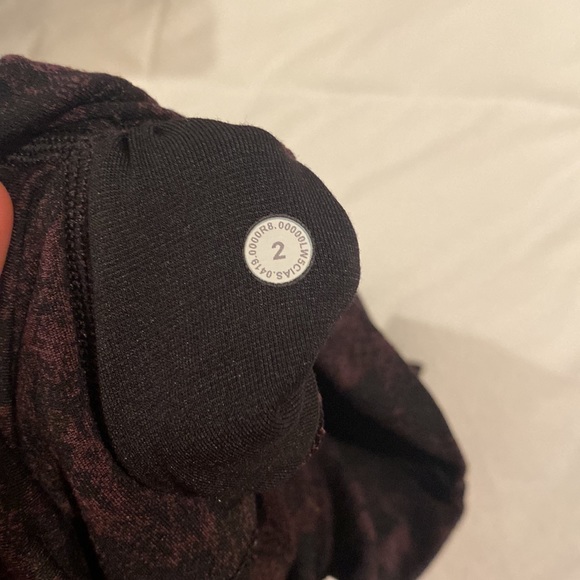 Purple pattern lululemon leggings - Picture 4 of 4